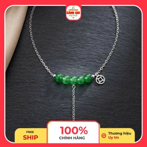 Dây chuyền bạc với ngữ điếu và charm hình tròn, tinh tế, phù hợp phong cách thời trang sang trọng.